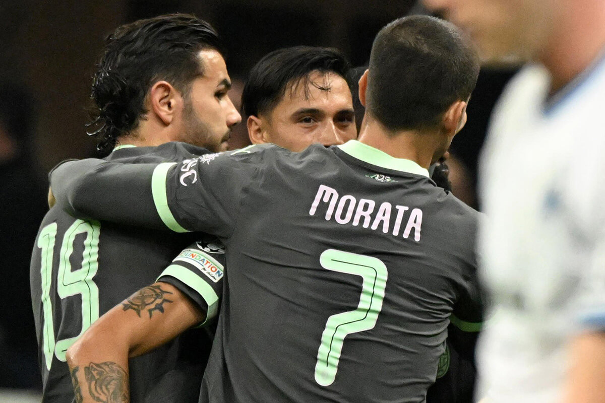 Image showing AC milan players wearing a RECYS font on the rear